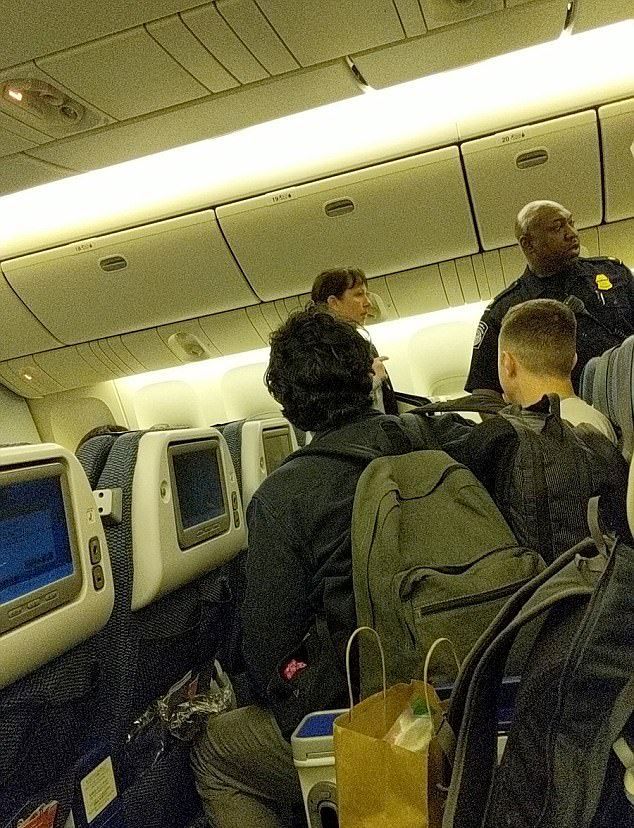 Полиция на борту самолета 20 минут опрашивала других пассажиров