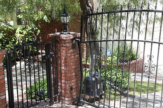 Поврежденные ворота дома Антона Ельчина в Лос-Анджелесе