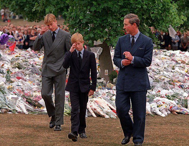 Принц Чарльз, принц Уильям и принц Гарри в 1997 году 