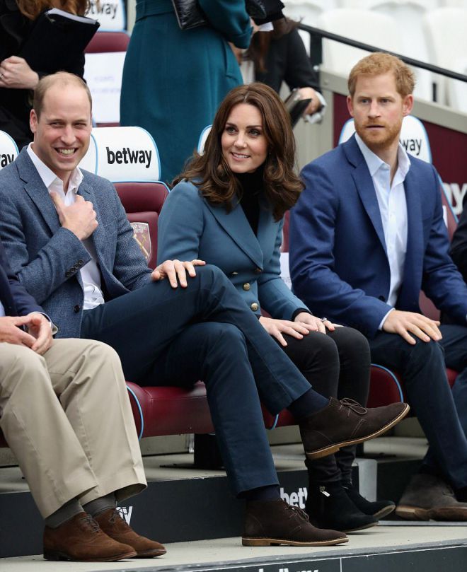 Принц Уильям, Кейт Миддлтон и принц Гарри на стадионе West Ham