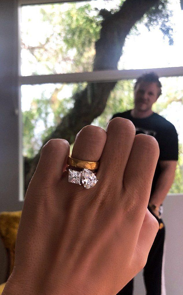 Ратажковски показала помолвочное кольцо с двумя бриллиантами