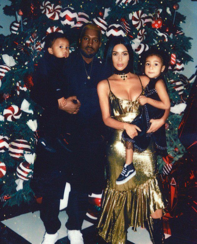 Рождественское фото Ким и Канье с детьми