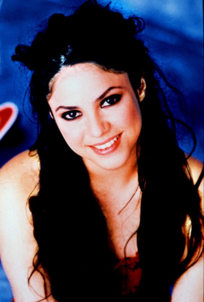 Шакира с черными волосами