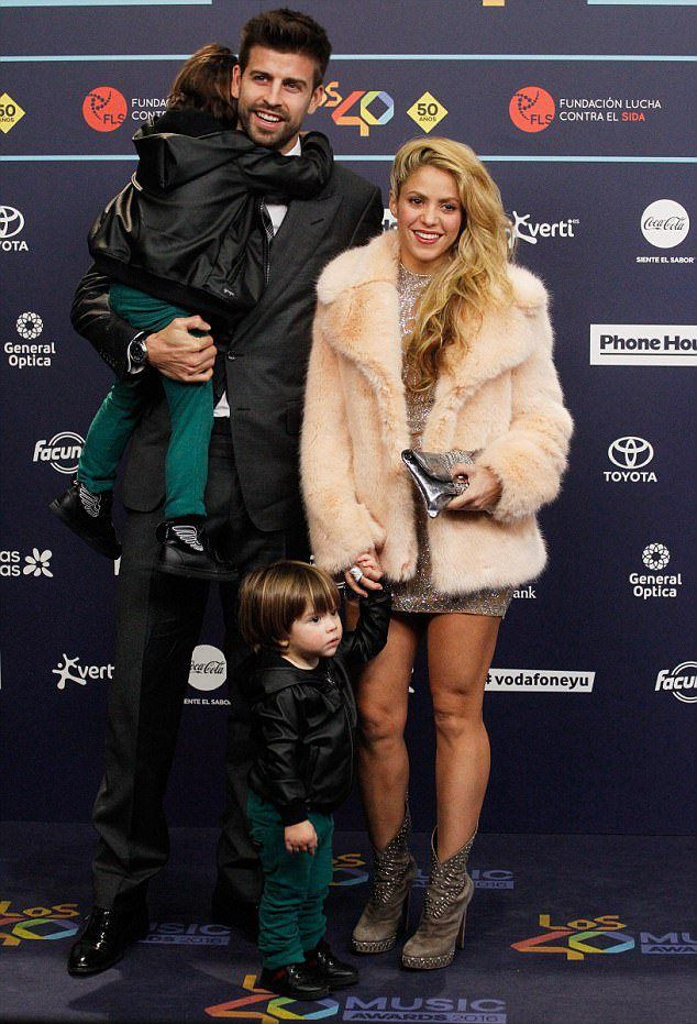 Шакира с гражданским мужем и сыновьями