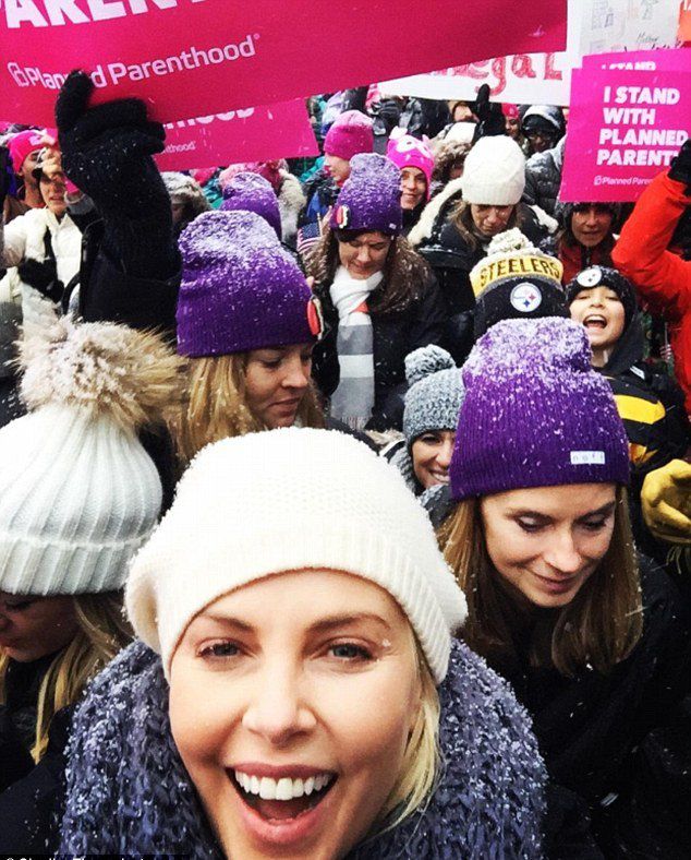 Шарлиз Терон вышла на улицу на "Женский марш" против Трампа