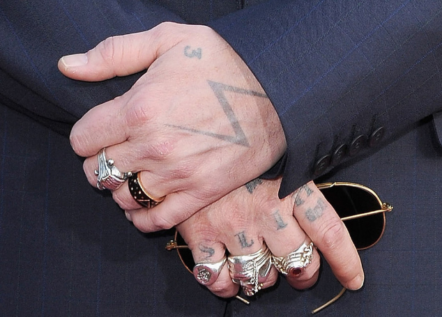Татуировка на фалангах пальцев правой руки Джонни Деппа гласила SLIM