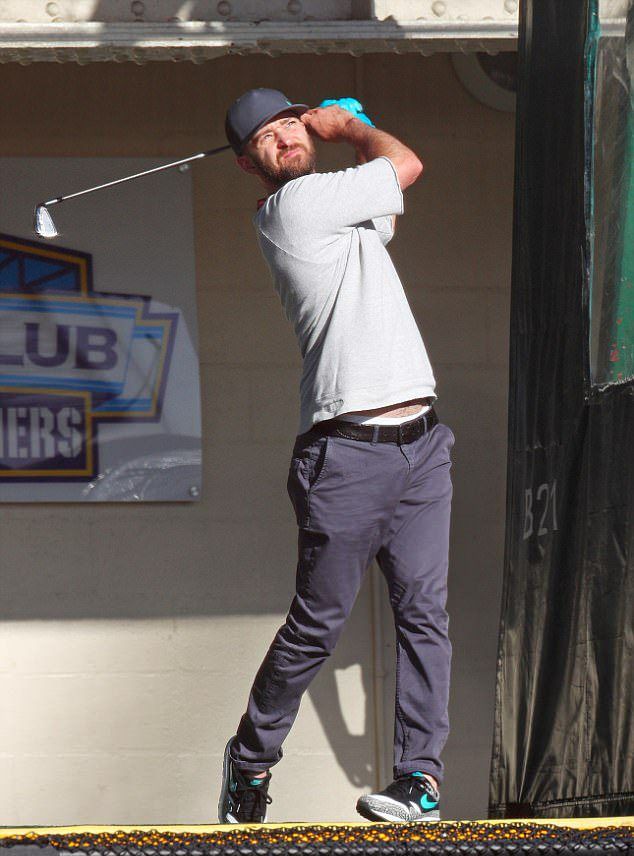 Тимберлейк  играет в гольф