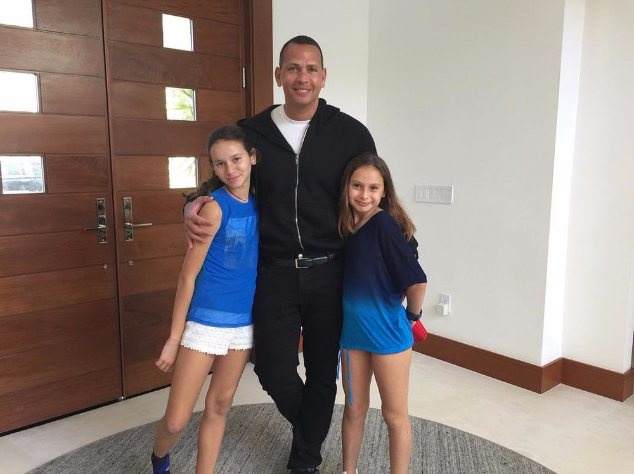 У Алекса есть две дочери 12-летняя Наташа и 8-летняя Элла