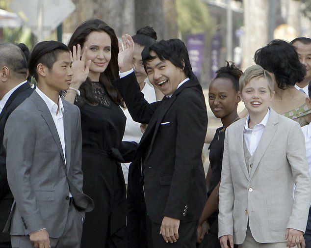 В субботу  Анджелина Джоли вместе с детьми  представила свой новый 