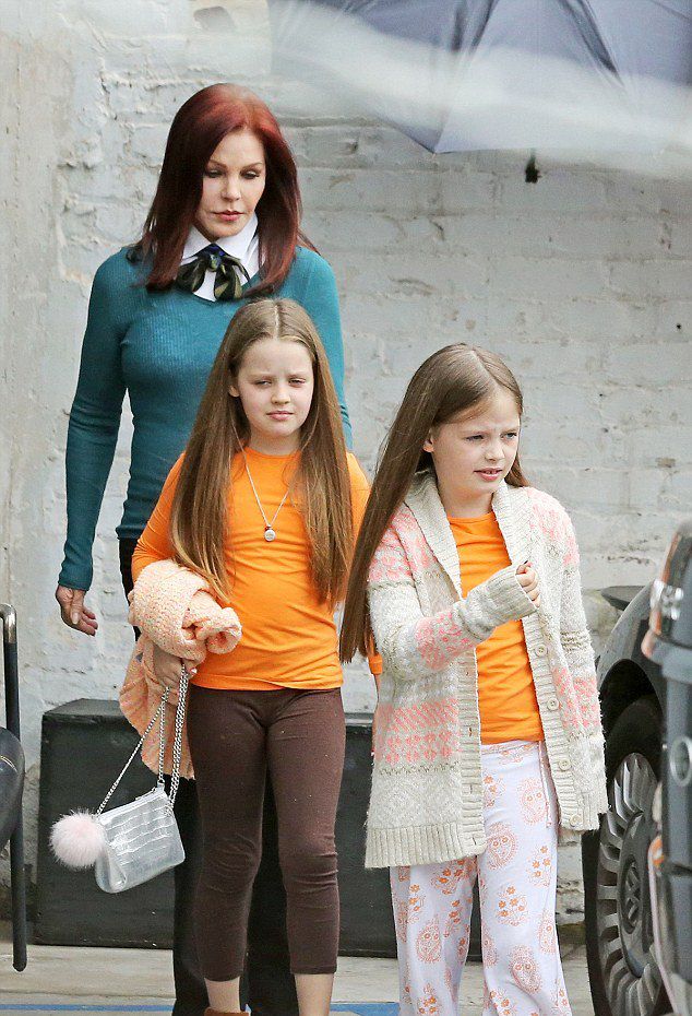  Присцилла Пресли на прогулке с внучками во вторник