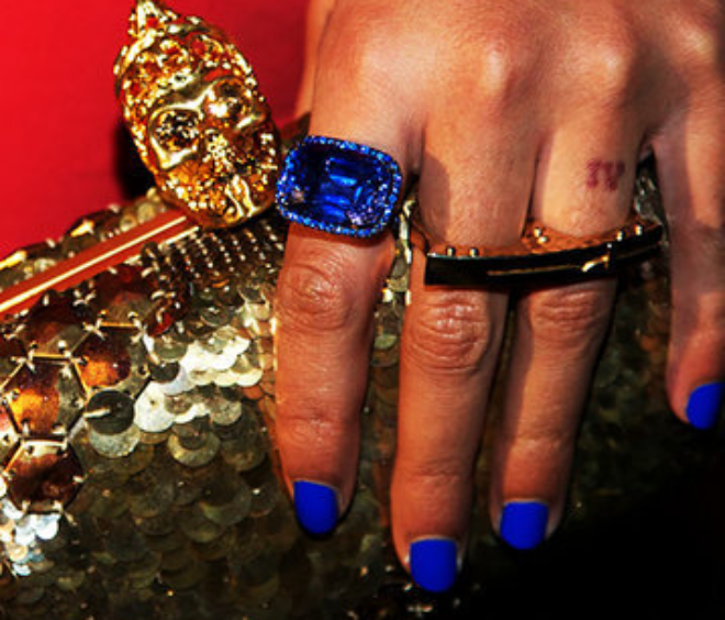 Бейонсе с кольцом с синим танзанитом