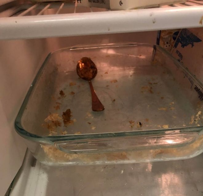 Грязная посуда в холодильнике