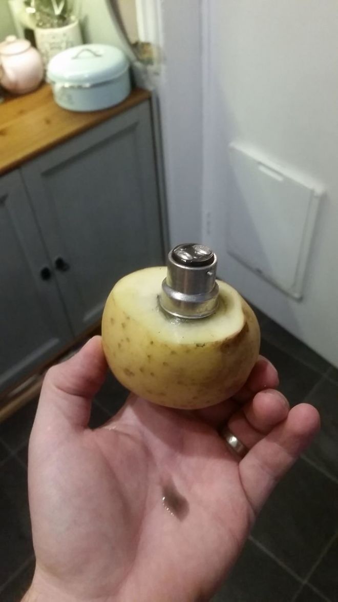 Лампочка из картошки