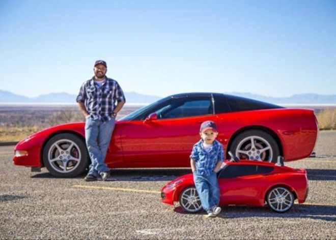 Отец и сын с красным авто