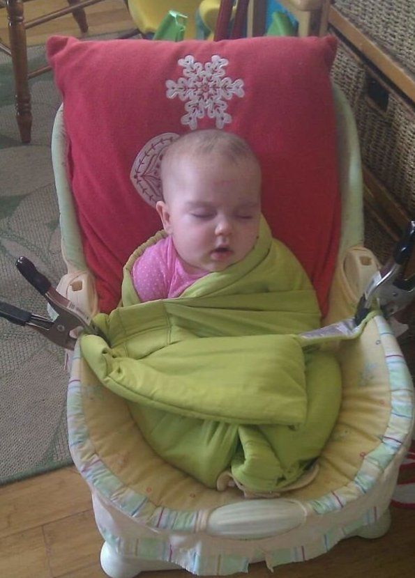 Ребенок спит в стульчике
