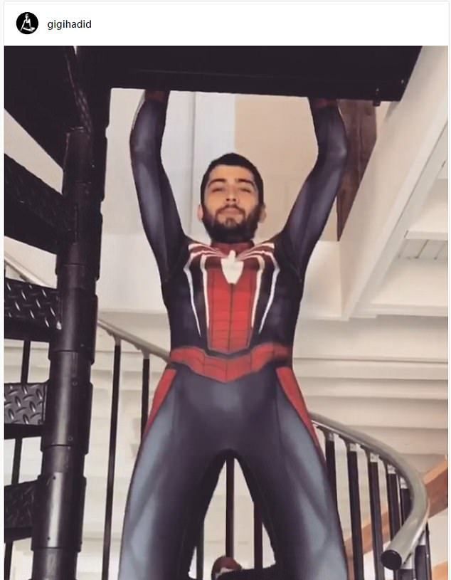 Зейн в костюме Человека-паука