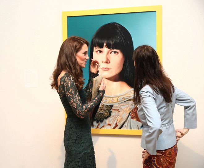 Кейт обсуждает картину художника Джиллиана Уэринга
