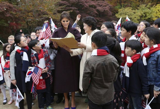 Мелания Трамп и Ким Джонсук с местными школьниками
