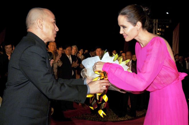 Анджелина Джоли в Камбодже на премьере своего фильма