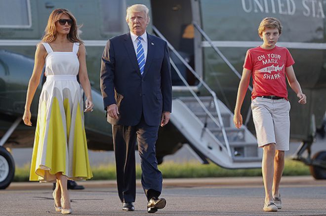 Мелания и Дональд Трамп с сыном Бэрроном