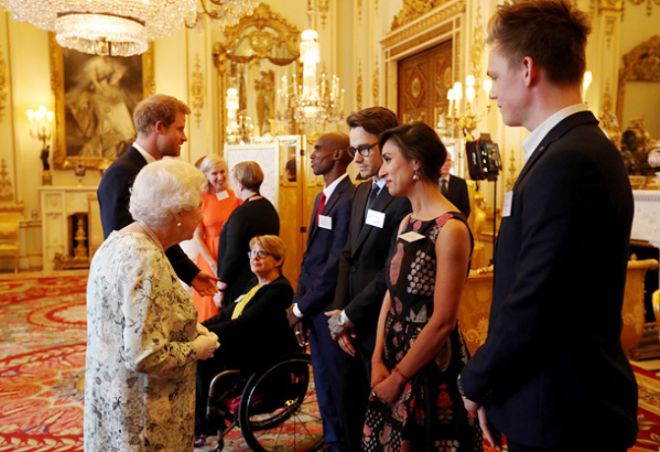 Принц Гарри и королева Елизавета приветствуют почетных гостей
