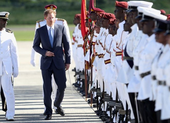 Принца Гарри на Карибских островах приветствуют солдаты