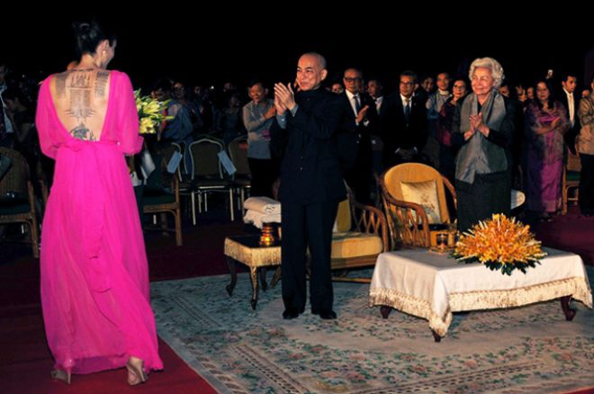 Анджелина Джоли выбрала для мероприятия розовое платье