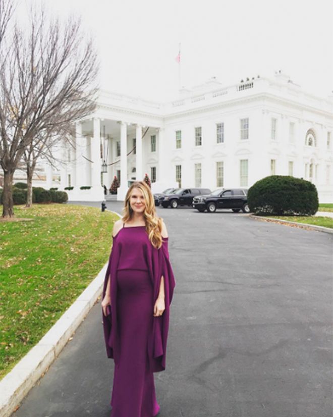 Беременная Лили Рэйб у Белого дома в Вашингтоне