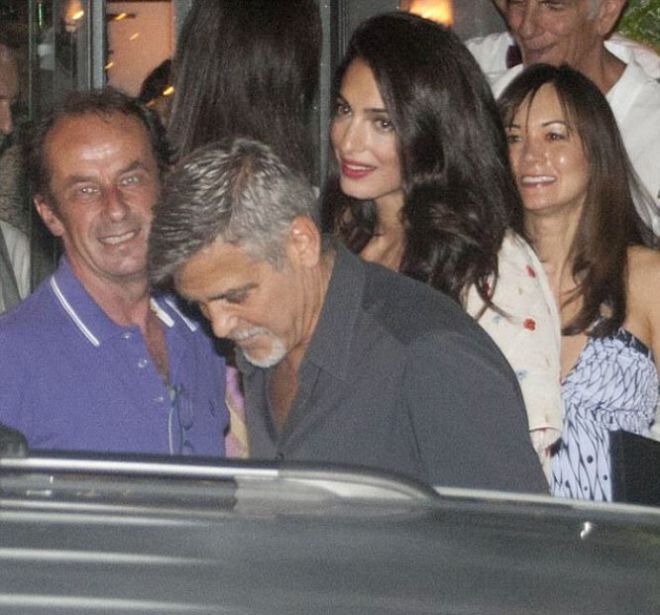 Чета Клуни возле ресторана Gatto Nero