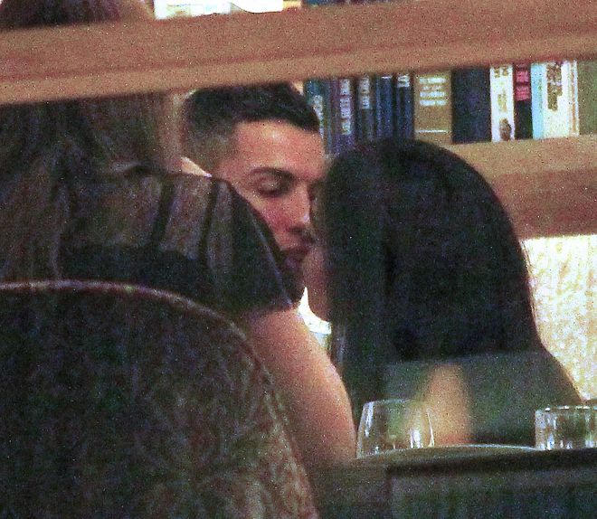 Криштиану Роналду и Джорджина Родригес целуются в ресторане Мадрида