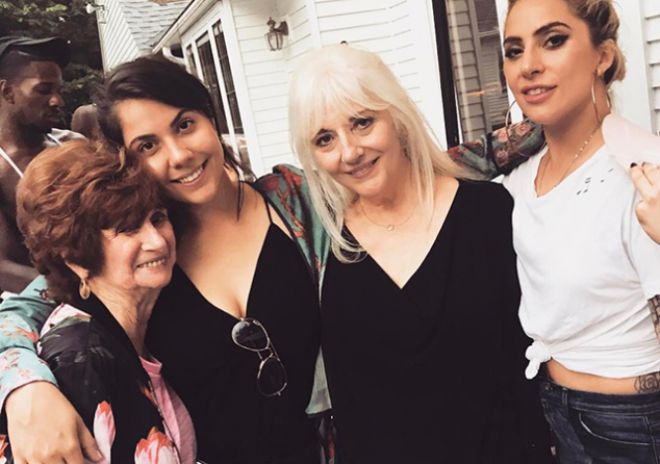 Леди Гага с сестрой Натали, мамой Синтией и бабушкой Ронни