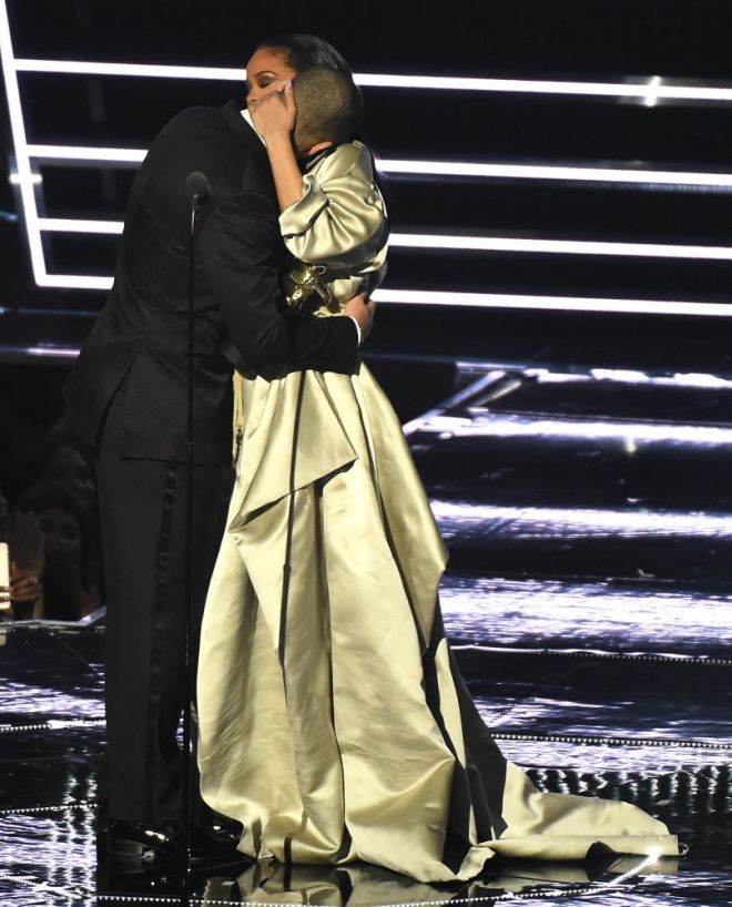 На сцене премии MTV VMA Дрейк признался в любви Рианне
