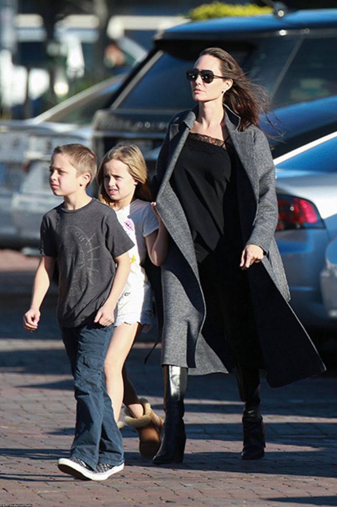 Анджелина Джоли с дочкой Вивьен и сыном Ноксом