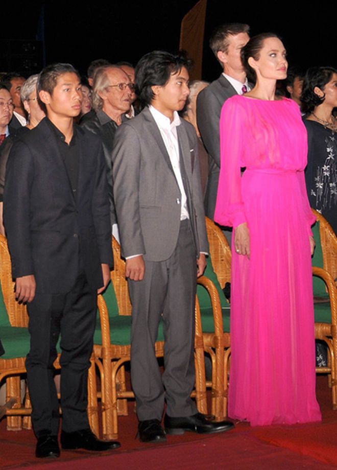 Анджелина Джоли с сыновьями Паксом и Мэддоксом на премьере