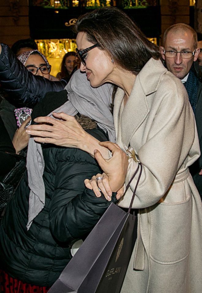 Анджелина обнимается с фанатакой