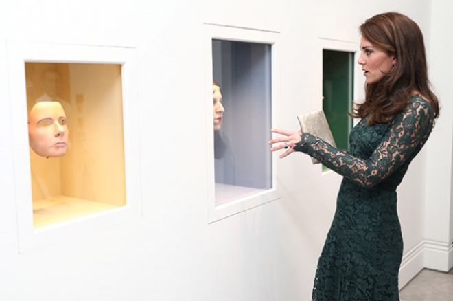 Кейт рассматривает экспонаты музея