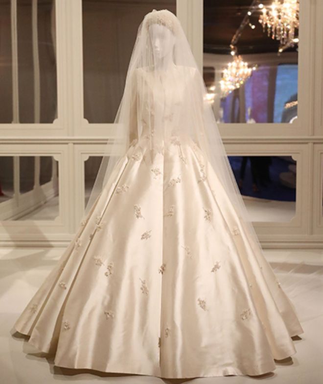 Свадебное платье Миранды Керр на выставке Dior в Мельбурне