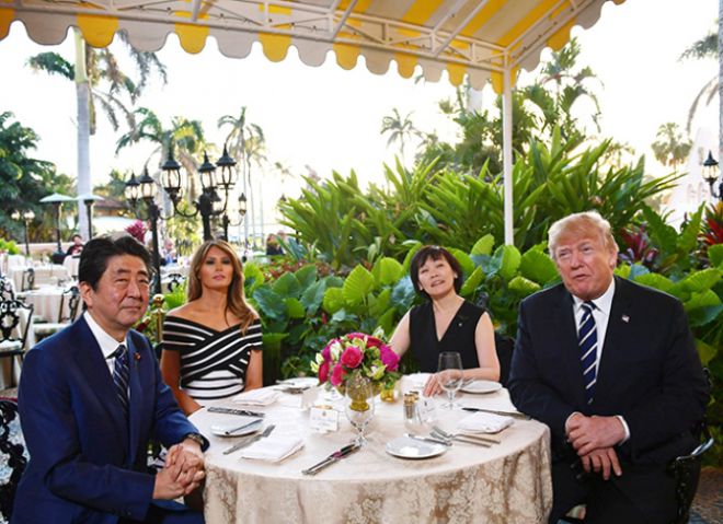 Чета Трамп и чета Абэ во время обеда