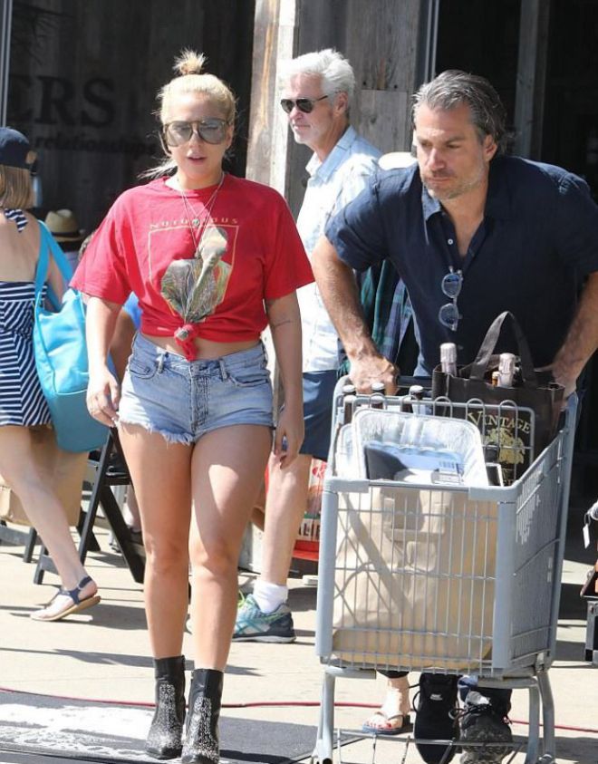 Леди Гага и Кристиан Карино сходили за покупками