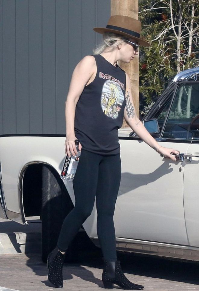 Леди Гага возле автомобиля