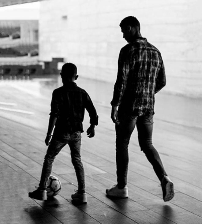 Отец и сын в рекламной кампании одежды CR7 Junior denim collection