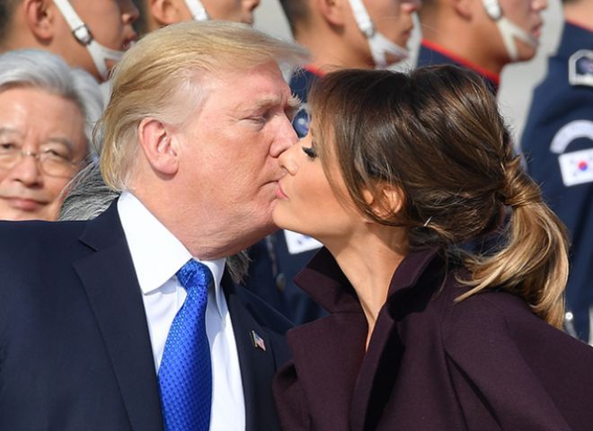 Поцелуй Дональда и Мелании Трамп