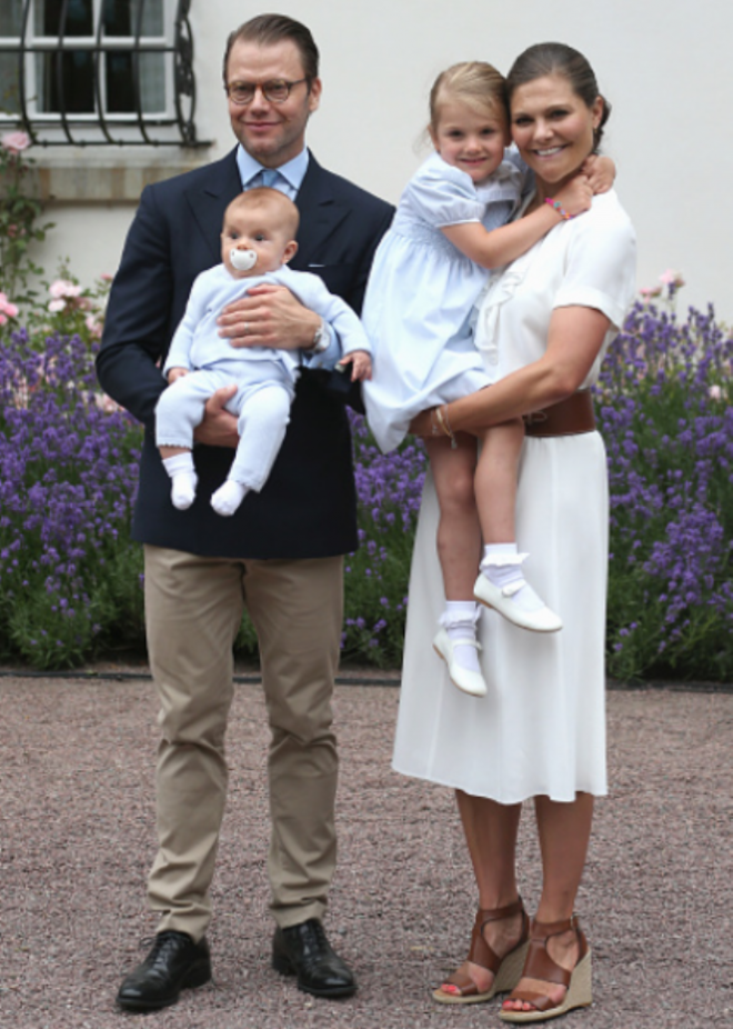 Принцесса Виктория с принцем Даниэлем и детьми