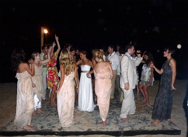 Танцы под луной - обязательный элемент пляжной свадьбы