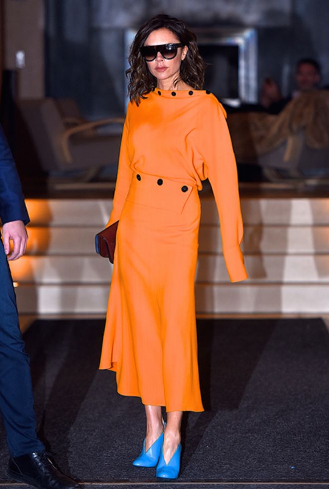 Виктория Бекхэм в оранжевом костюме