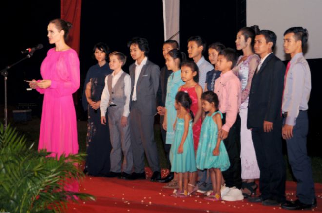 Анджелина Джоли с детьми на премьере своего фильма в Камбодже