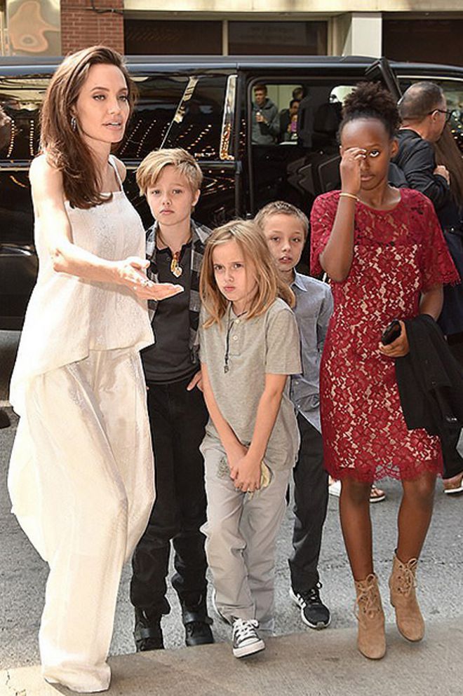 Джоли с маладшими детьми