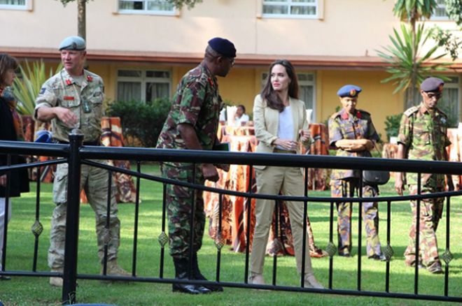 Джоли встретилась с военными