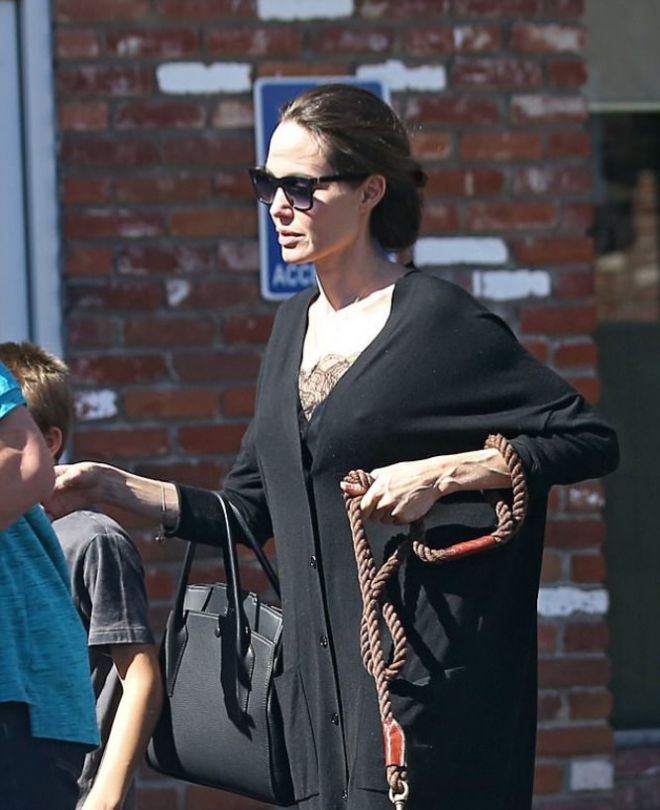 Фанаты осудили Джоли за выбор одежды