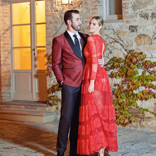 Кейт в красном платье от бренда Valentino